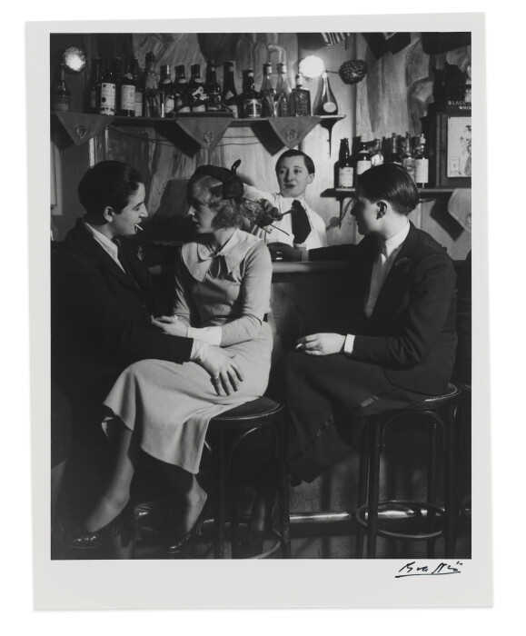 Brassaï, Au Monocle, Le bar, A gauche, Lulu de Montparnasse, c. 1932-33, gelatin silver print, 29.5 x 22.9 cm, © Estate Brassaï – RMN – Grand Palais