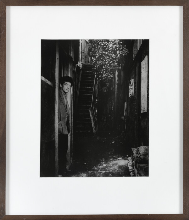 Brassaï, Giacometti à la porte de son atelier, rue Hippolyte Maindron, 1947-48, 29.8 x 23.2 cm, © Estate Brassaï – RMN – Grand Palais