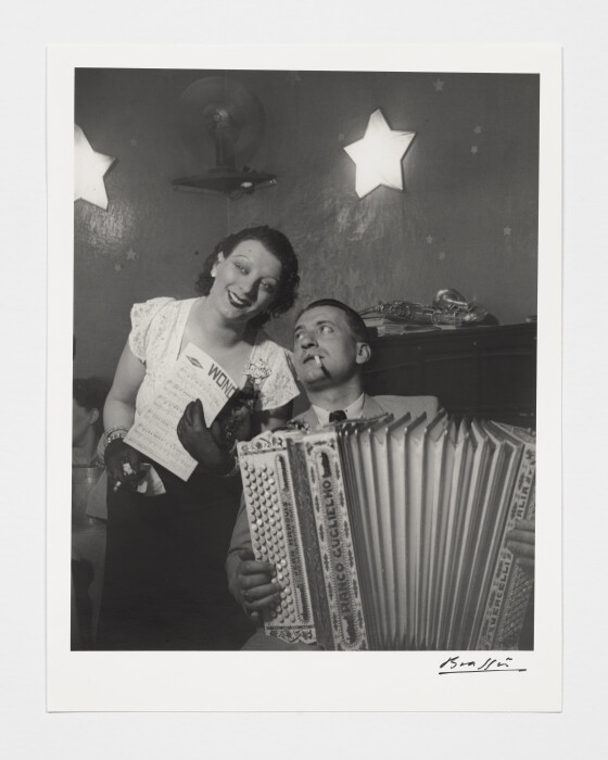 Brassaï, Kiki avec son accordéoniste, au Cabaret des fleurs, à Montparnasse, 29.5 x 22.9 cm, © Estate Brassaï – RMN – Grand Palais