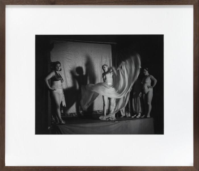 Brassaï, La femme de l'homme gorille, dans sa danse de Loïe Fuller, place d'Italie, 1933, ferrotype gelatin silver print, 23.2 x 29.9 cm, © Estate Brassaï – RMN – Grand Palais
