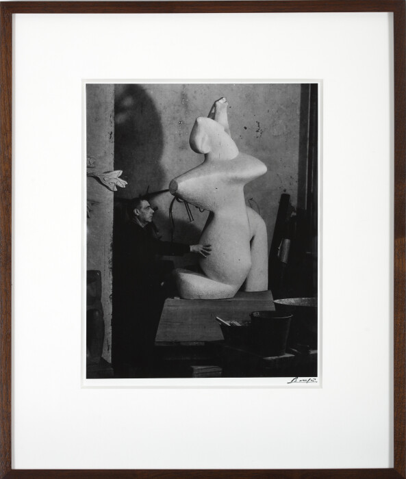 Brassai, Laurens with 'La Grande Musicienne’, 1946 , 30 x 24 cm, © Estate Brassaï – RMN – Grand Palais