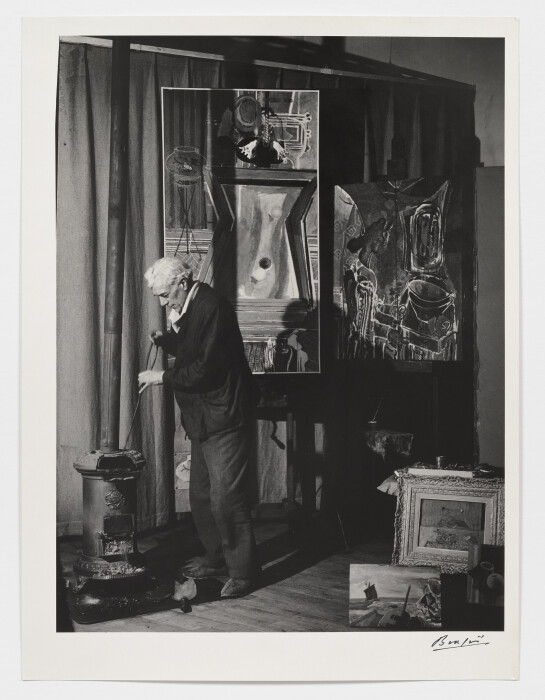 Brassaï, Braque au poêle, derrière, Le Billard, rue de Douanier, 1946, gelatin silver print, 39.4 x 29.5 cm, © Estate Brassaï – RMN – Grand Palais